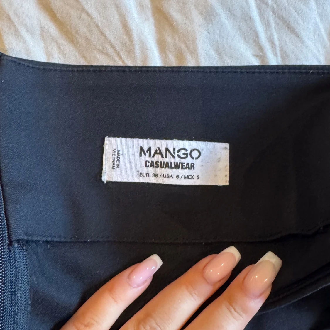 Svart kortkjol från Mango - 3