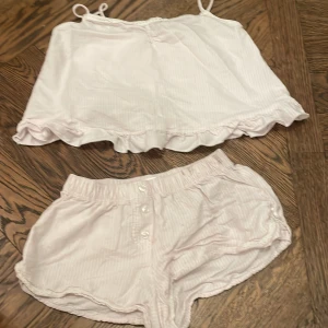 Ljusrosa randig linnetopp Gina Tricot - Supersöt ljusrosa linnetopp från Gina och ett par matchande pyjamas, shorts i storlek 134/140