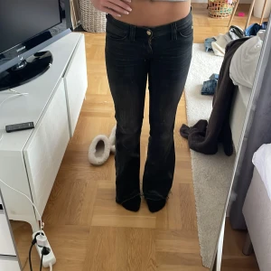 Weekday jeans  - Ett par jätte fina grå/svarta jeans från Weekday. De kallas Cheap monday  och färgen kallas bara svart. De är i storlek 24 X 30 och passar mig som är ca 160. De är använda en del men har inga defekter eller skador. Köpte för 400 kr och säljer för 200 kr. Hör  av er om ni har några fler frågor❤️❤️