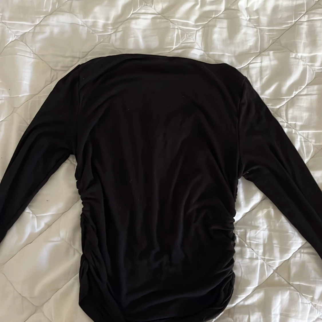 Svart långärmad topp med rynkade sidor - 1