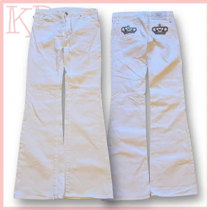 Vita Victoria Beckham Jeans - Jätte fina strlk 28 victoria beckham jeans! bra skick, kronan där bak är guldig:) 