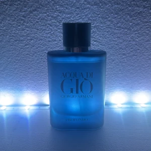 Acqua di Giò Profondo parfym 75ml - Använd enstaka gånger. Acqua di Giò Profondo från Giorgio Armani är en elegant herrparfym i en mattblå glasflaska med svart lock. Doften är fräsch och marin, perfekt för dig som gillar en modern och maskulin stil. Flaskan har en stilren design och kommer med originalkartong. Säljer pga brist av användning.