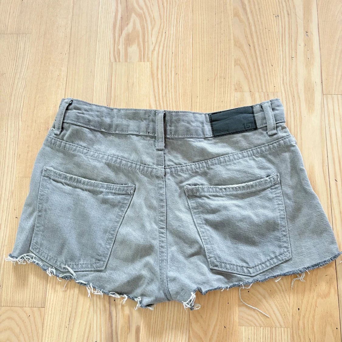 Grå jeansshorts  - 1