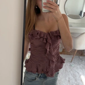 Rain top bikbok - Säljer denna söta toppen från Bikbok i xs. Den säljs inte längre på Bikbok. Säljer pågrund den inte används mer och är i nytt skick och används 1 gång.