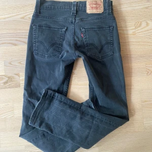Levi's 511 gråa jeans - Säljer dessa gråa slim fit Levi’s 511 jeans i storlek W30 L32.  Jeansen är i ett väldigt bra skick. Hör av dig vid frågor och funderingar! 
