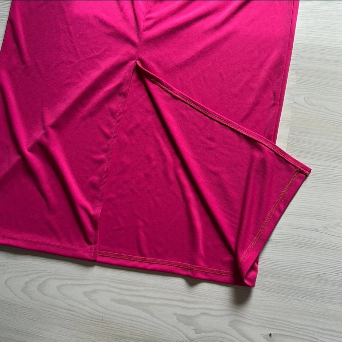 Lång rosa klänning med slits och cut-out - 2