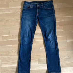 Mörkblå Nudie Jeans - Säljer ett par mörkblå nudie jeans i mycket bra skick, inga defekter storlek W29 L32. Passform slimfit.  Tveka inte vid frågor⁉️