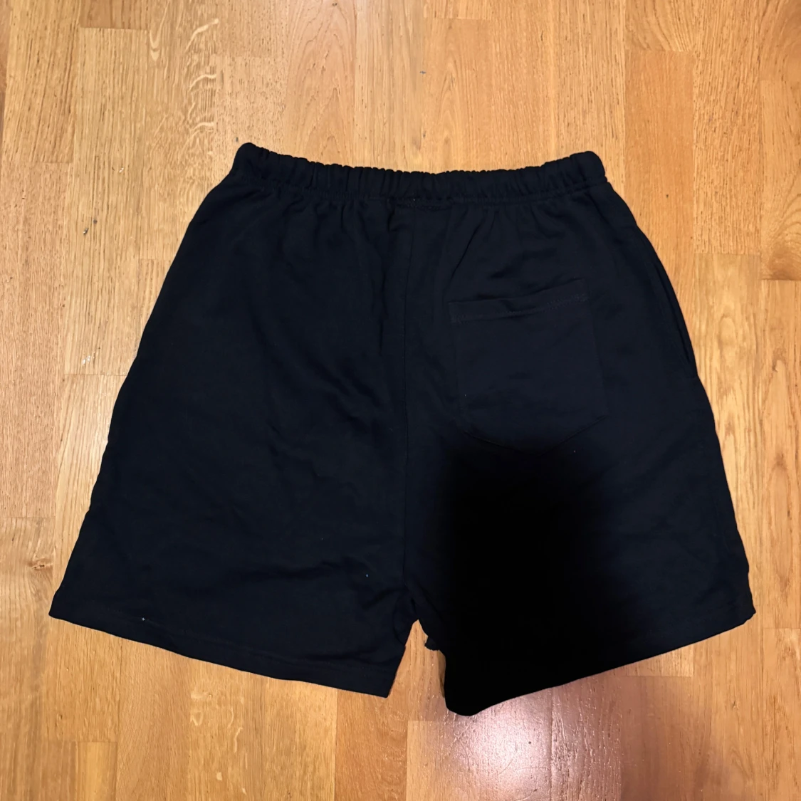 Svarta essentials shorts - 4