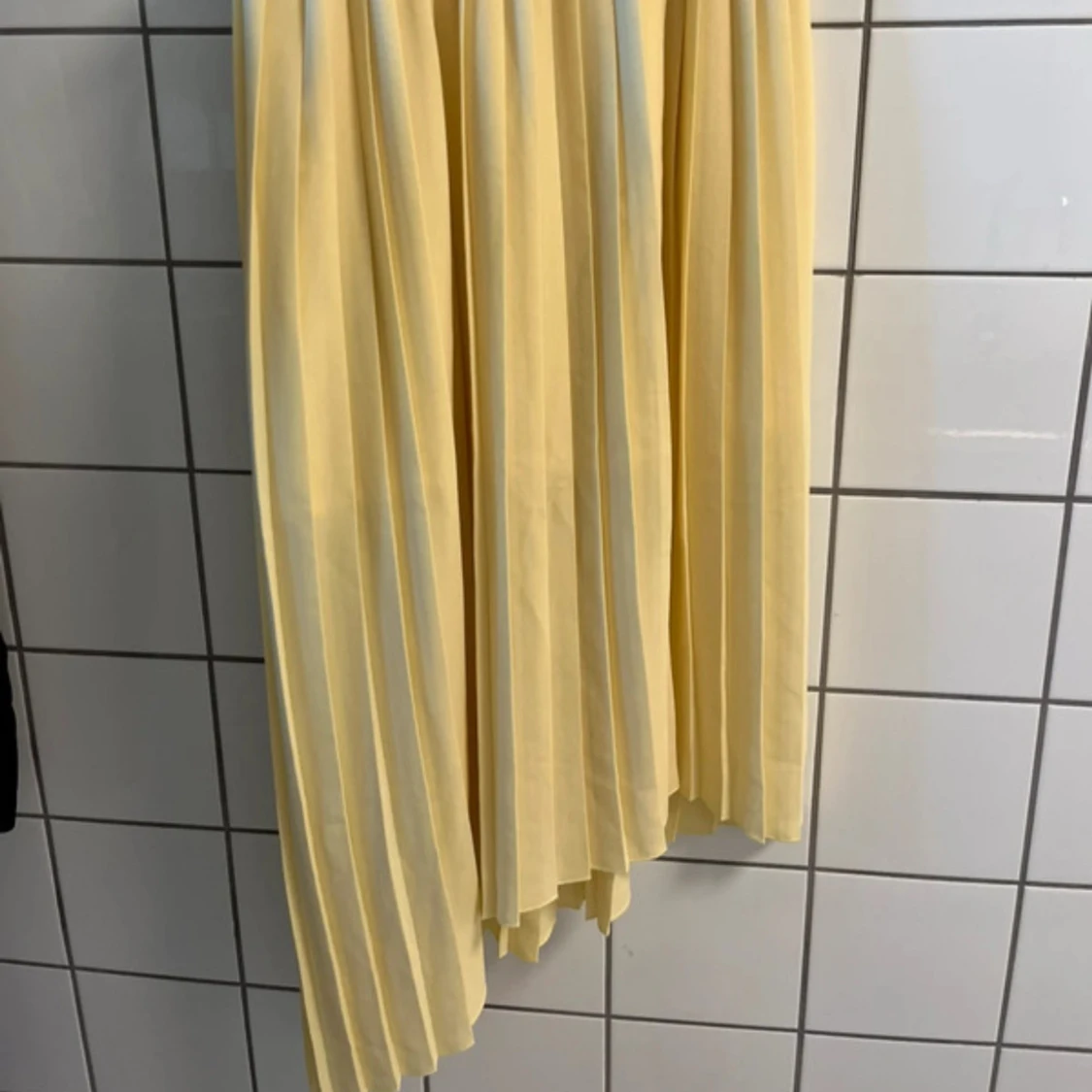 Ljusgul plisserad långkjol - 1