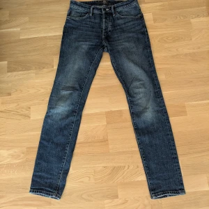 Neuw jeans mörkblå 29/32 - Säljer ett par Slim jeans från Neuw i storlek 29/32. Stilrena och i väldigt gott skick 