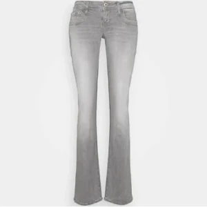 Grå bootcut jeans med låg midja - Jättesnygga lågmidjade jeans från ltb! Säljer då dom är för stora! Slutsålda på deras hemsida🥰storlek 27/34 tror jag, men de står tyvärr ingen lapp i