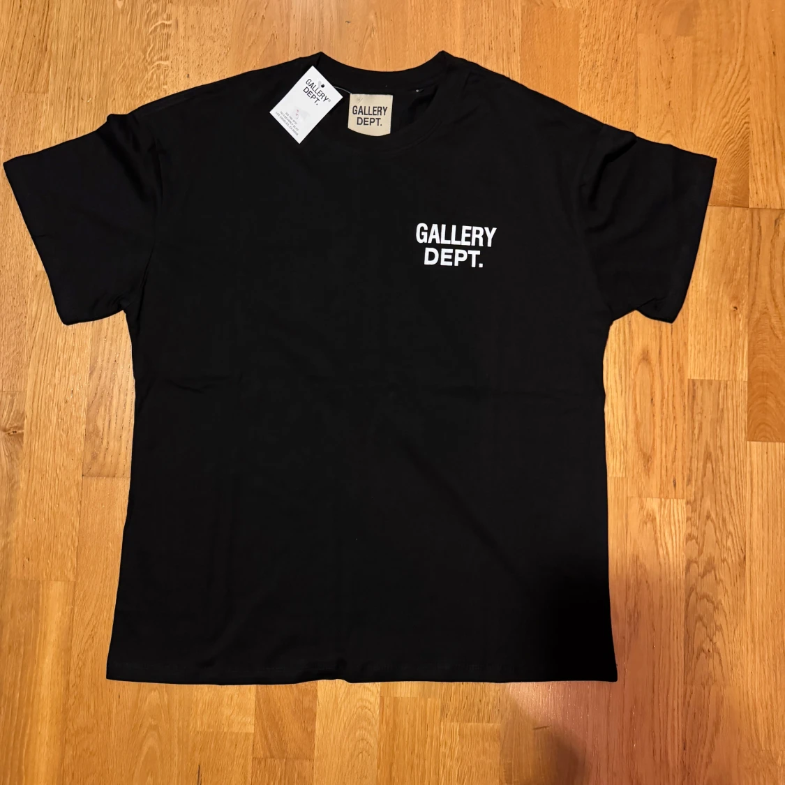 Svart Gallery Dept. t-shirt i bomull