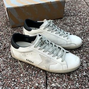 Golden Goose  - Säljer ett par nästan helt oanvända skor använt dom cirka 4-5 gånger. Jag säljer dom då dom inte riktigt passade mig.