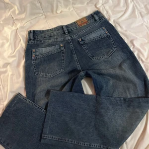 Blå wide jeans från Diesel - Snygga wide byxor från Diesel, midja 43cm och innerbene 78cm. 