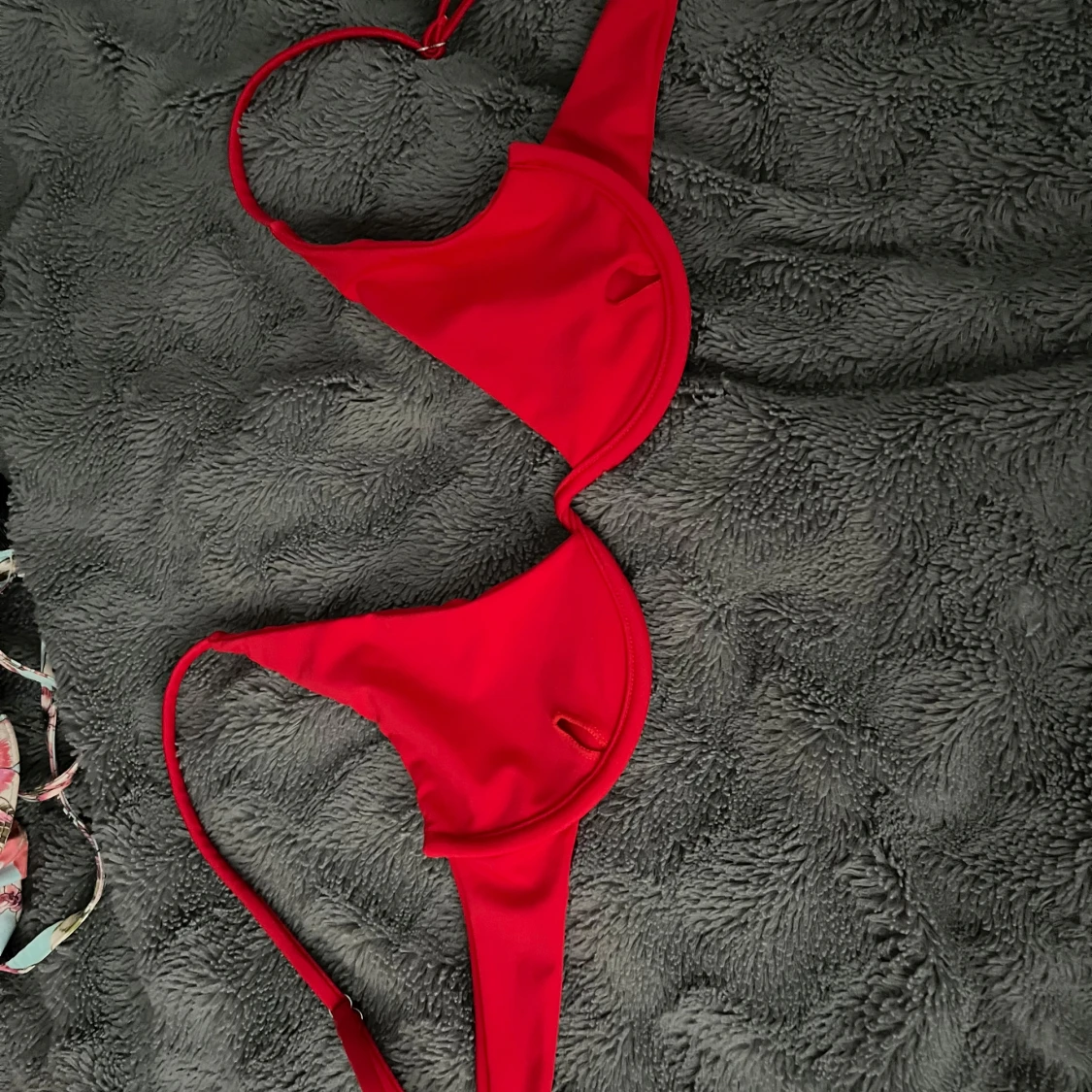 Röd bikini med metallspänne