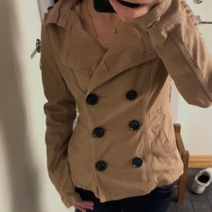 Skepparkavaj - Snygg beige/brun skepparkavaj med svarta knappar. Står inte storlek men skulle säga att det är xs/s💕