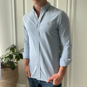 Ralph Lauren skjorta slim fit S ljusblå - Ralph Lauren skjorta slim fit S ljusblå, inga defekter! Modellen är 180,75 kg och bär S slim fit. Kom med frågor 🫶