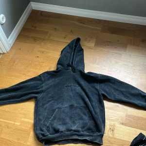 Capeesh hoodie - Säljer en washed black capeesh hoodie, den är perfekt för skidåkning på påsken eller bara att ha på sig som en normal hoodie, den har en cool drake på luvan. Jag har använt denna någon enstaka gång.