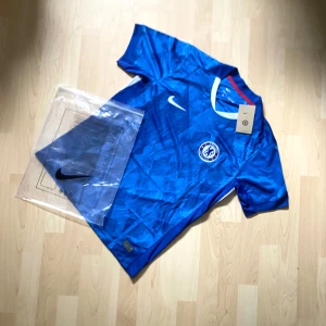 Chelsea FC Hemma Tröja 2024/2025 – Cole Palmer #20 - Helt ny och oanvänd Chelsea FC hemmatröja från säsongen 2024/25, med officiellt Premier League-tryck – Palmer 20. ✅ Storlek: M ✅ Inkluderar originaletiketter och förpackning ✅ Perfekt för fans eller samlare 📬 Snabb frakt – noggrant packad. 📸 Se bilder för detaljer.  Chelsea tröja Cole Palmer tröja Chelsea hemma kit Premier League tröja Chelsea FC 24/25 Nike Chelsea tröja Fotbollströja Fotbollströja Chelsea fan utrustning Palmer 20 tröja