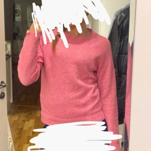 Rosa stickad tröja från Vero Moda - Supermysig rosa stickad tröja från Vero Moda med rund halsringning och ribbade muddar. Säljer den då den inte används längre. Inga hål/fläclar. Perfekt för dig som gillar en enkel men färgglad stil. Långärmad och i en normal passform som funkar till det mesta. Prefekt till hösten nu när det börjar bli i kallt. Pris kan diskuteras💞