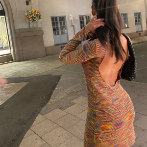 Färgglad ribbad klänning med öppen rygg - Säljer en kortklänning från Gina tricot storlek XS💕 sparsamt använd. 