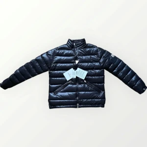 Moncler acorus 2025 - Hej, säljer nu min Moncler acorus som ja använt i drygt 7 månader nu! Den är i topp skick och inga skador finns. Nfc Scan fungerar så skriv dm om ni vill se samt om ni vill ha fler bilder, jackan är i storlek 2 vilket motsvarar S/M, alla og tags följer med!!🔱