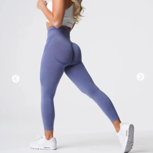 Gym leggings - Snygga gym leggings från Nvgtn i storlek m. Använda men i bra skick utan några defekter 💙💙 (färgen skiljer sig då den jag säljer är mörkare) Nypris 569kr. 