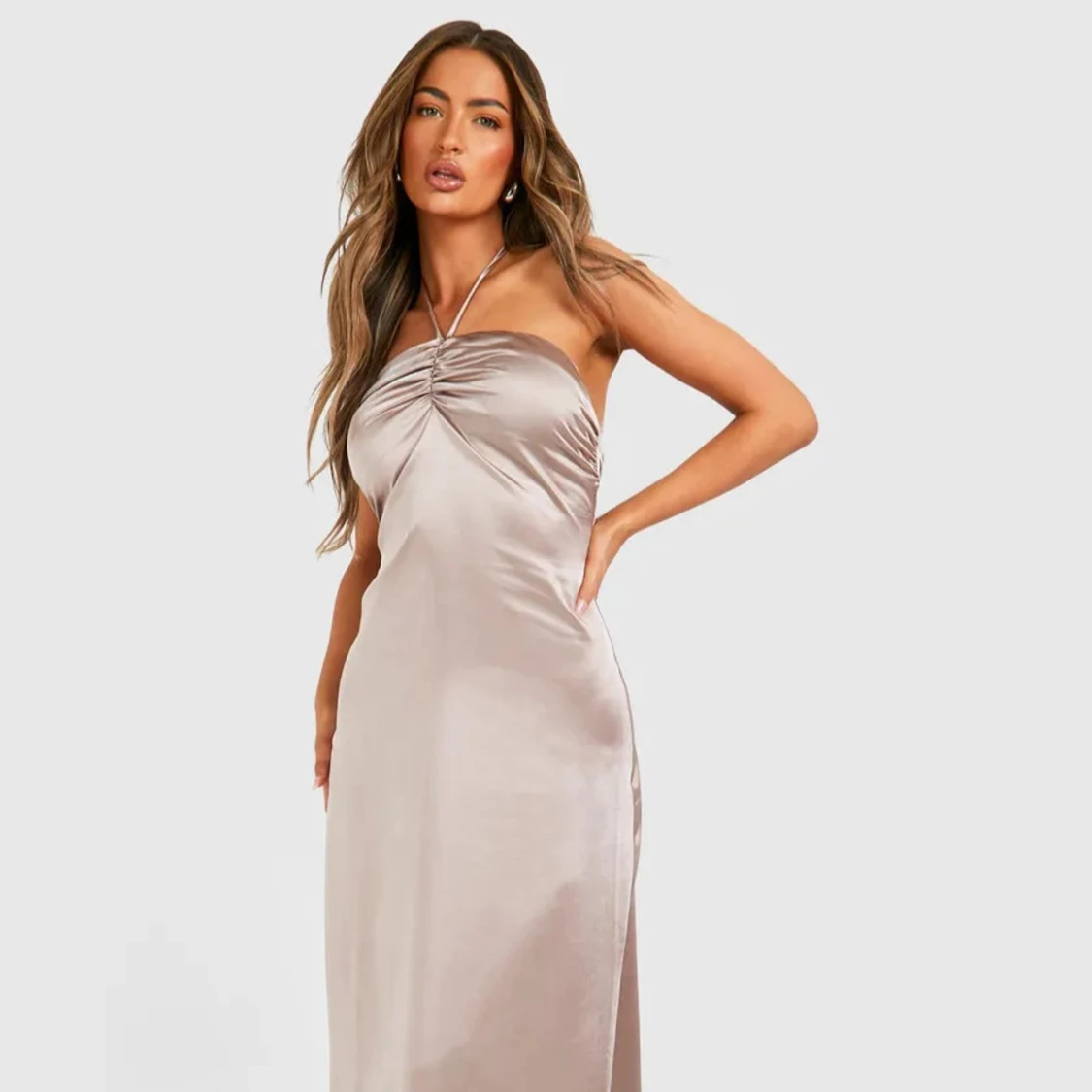 Champagnefärgad långklänning i satin💕