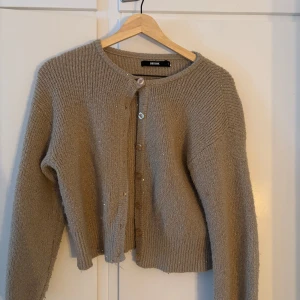 Beige glittrig kofta från BikBok - Söt kofta