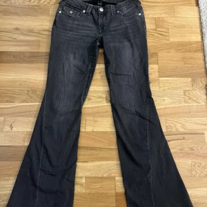 True Religion Joey Low Rise Flare Jeans - Snygga svarta jeans från True Religion, modell Joey Low Rise Flare. Säljer pågrund av att dom är för stora.💕