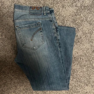 Dondup jeans  - Tjena, säljer nu mina fina dondup jeans. Snygga med slitningar, med endast en liten flaw (bild 4) som enkelt går att sy igen. Storlek 36, passar 33-34W. Nypris 3500k. Hör gärna av dig vid funderingar 😊