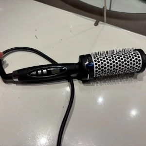 värmeborste Cera  - En värme borsta från cera i bra skicka men har andvänds en del men funkar som den ska 