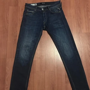 Replay Grover tapered straight jeans blå - 👖Replay Grover Mörkblå till salu - Säljes pga att dem har blivit för små för mig - 29/32 - Extremt snygg tvätt på jeansen & det finns INGA hål eller skador❎Hör gärna av dig om du har några frågor - köptes för 1200