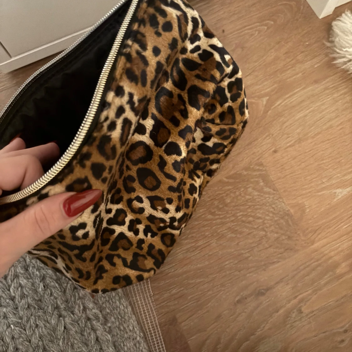 Leopardmönstrad kuvertväska med dragkedja - 1