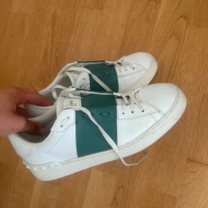 Valentino Open sneakers vit/grön 38,5 - Snygga Valentino Open sneakers i storlek 38 1/2 de är supersnygga och såklart äkta!! Hör av er vid frågor. Innesulan är 25 cm💕💕