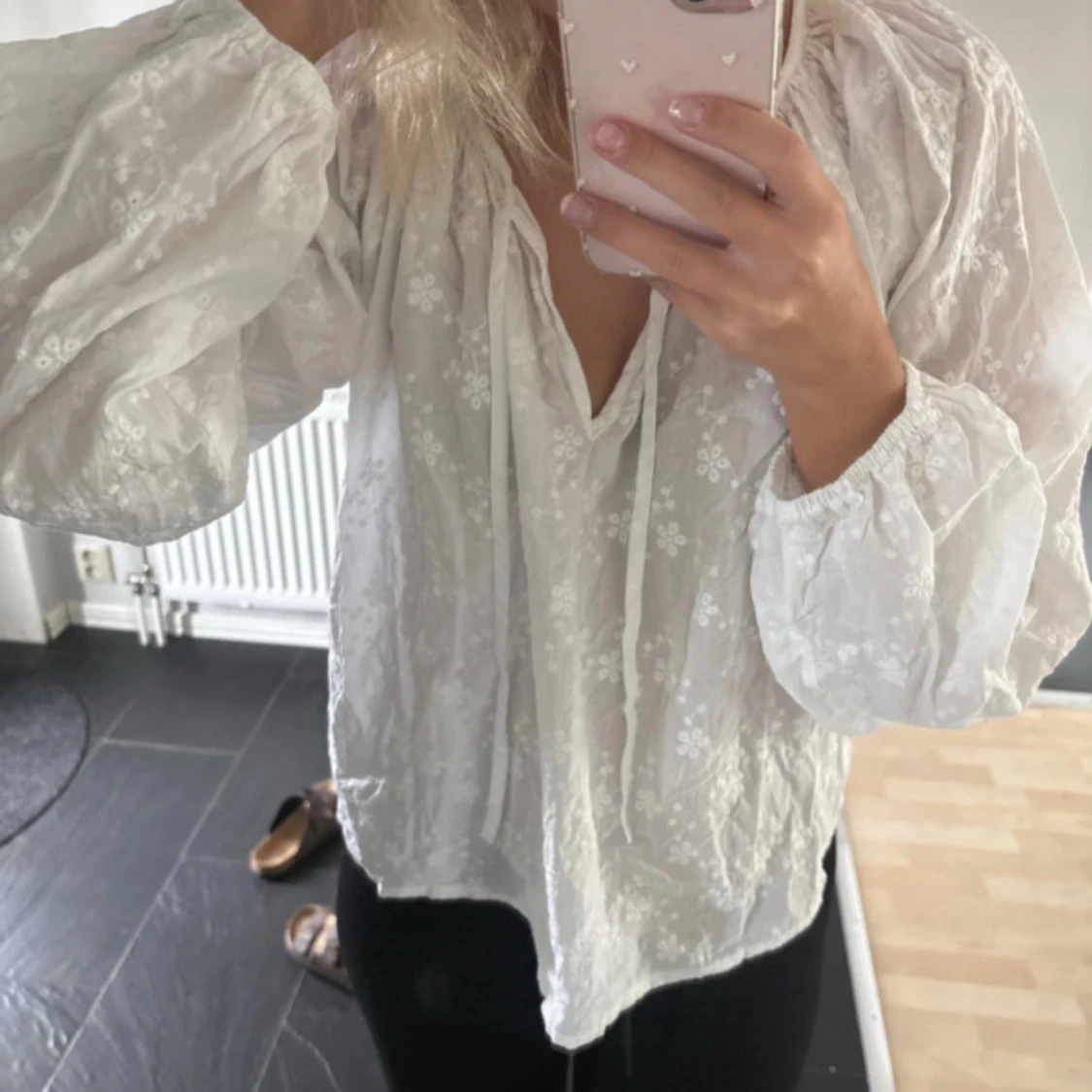 Vit blommig blus med knytband - 1