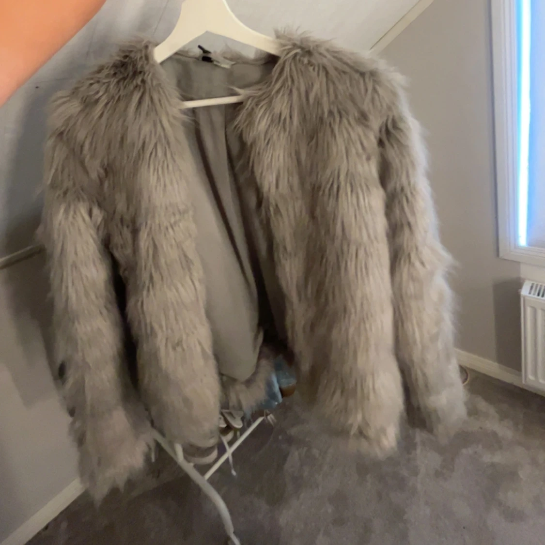 Grå fluffig pälsjacka - 1