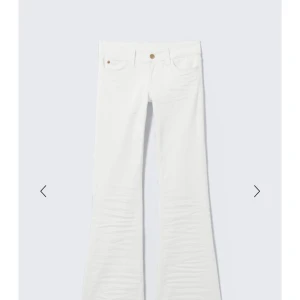 Vita bootcut jeans med low waist - Jätte snygga low waist jeans, perfekt o matcha till en stickad tröja nu när hösten kommer. Jeans är Max använda 2-3 ggr, pris kan diskuteras!❣️