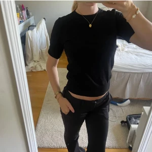 Svart stickad t-shirt  - stickad t-hitt fårn zara💞Superfin och endast testad!💞