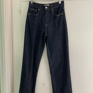 Mörkblå straight jeans från Gina Tricot - Snygga mörkblå jeans från Gina Tricot, modell Perfect Jeans. Raka ben och hög midja. Jag är 167cm och dom går ner till fötterna på mej. Vet ej fraktkostnaden.