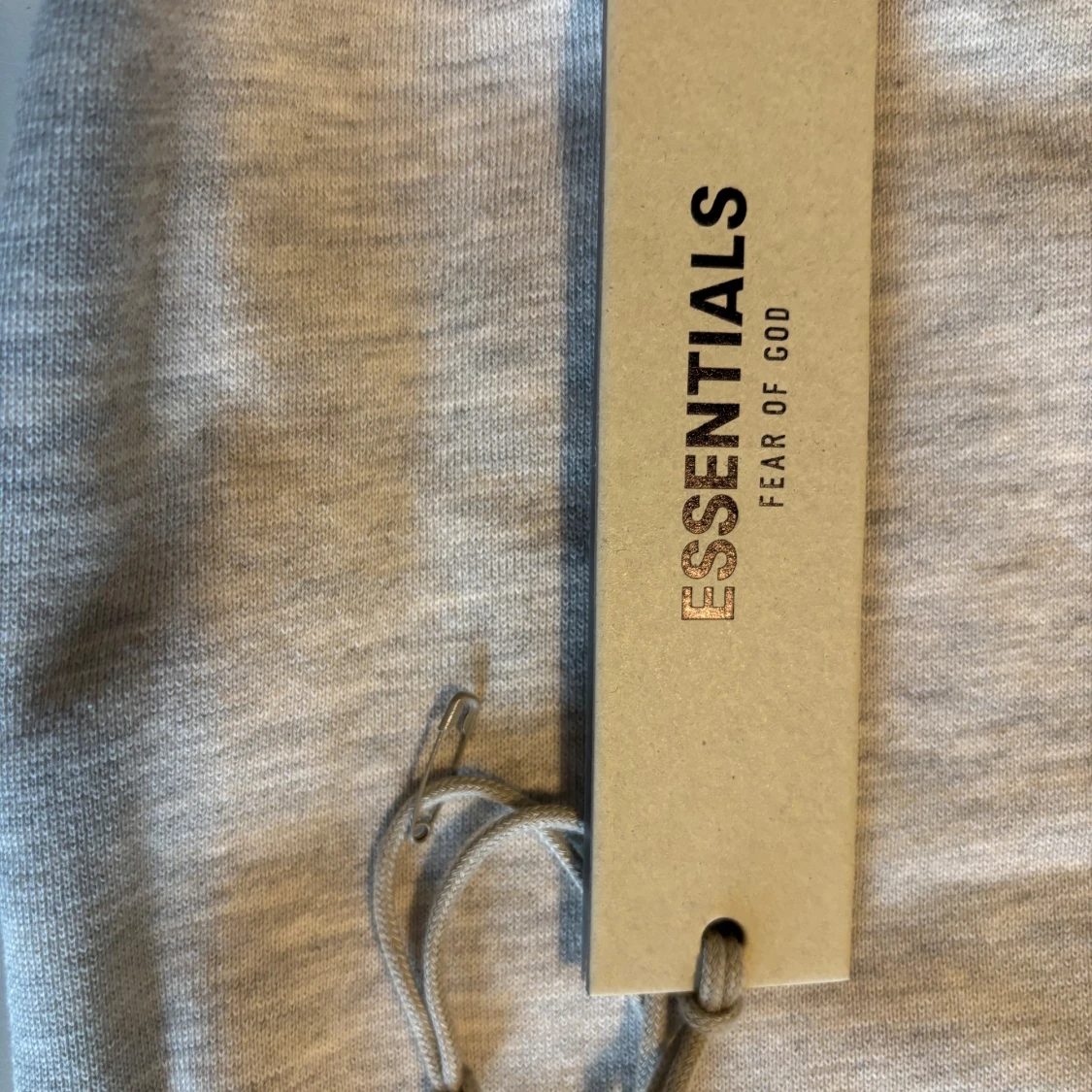 Ljus grå Essentials Fear of God byxa - 1