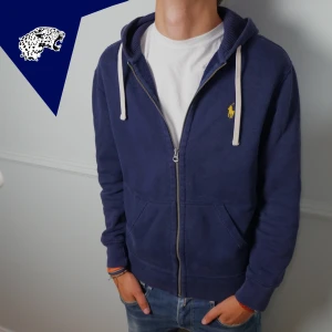 RALPH LAUREN ZIP HOODIE - Ralph Lauren zip hoodie | Skick: 8.5/10 | Strl: M | Modellen är 182 cm | Hör av dig om du undrar någonting!