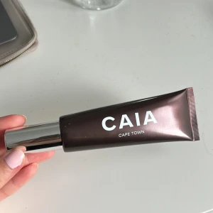 CAIA Cape Town Liquid bronzer - Snygg Liquid bronzer från CAIA i färgen Cape Town. Kommer i en stilren, mörkbrun tub med silvrig kork. Perfekt för att ge ansiktet en solkysst look och highlighta dina drag. Enkel att applicera och smälter fint in i huden. Endast testat en gång! Pris 270kr, ordinarie 345kr