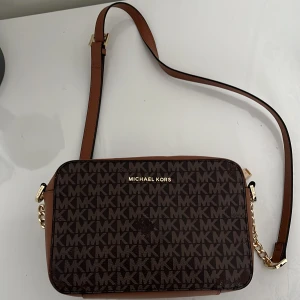 Brun axelväska Michael Kors - Snygg väska som säljs 