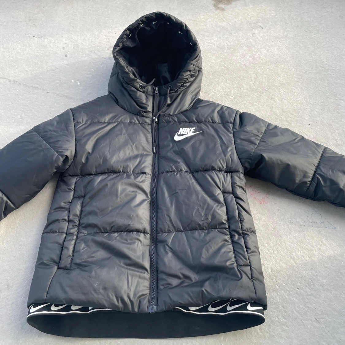 Svart pufferjacka från Nike Therma-Fit - 2