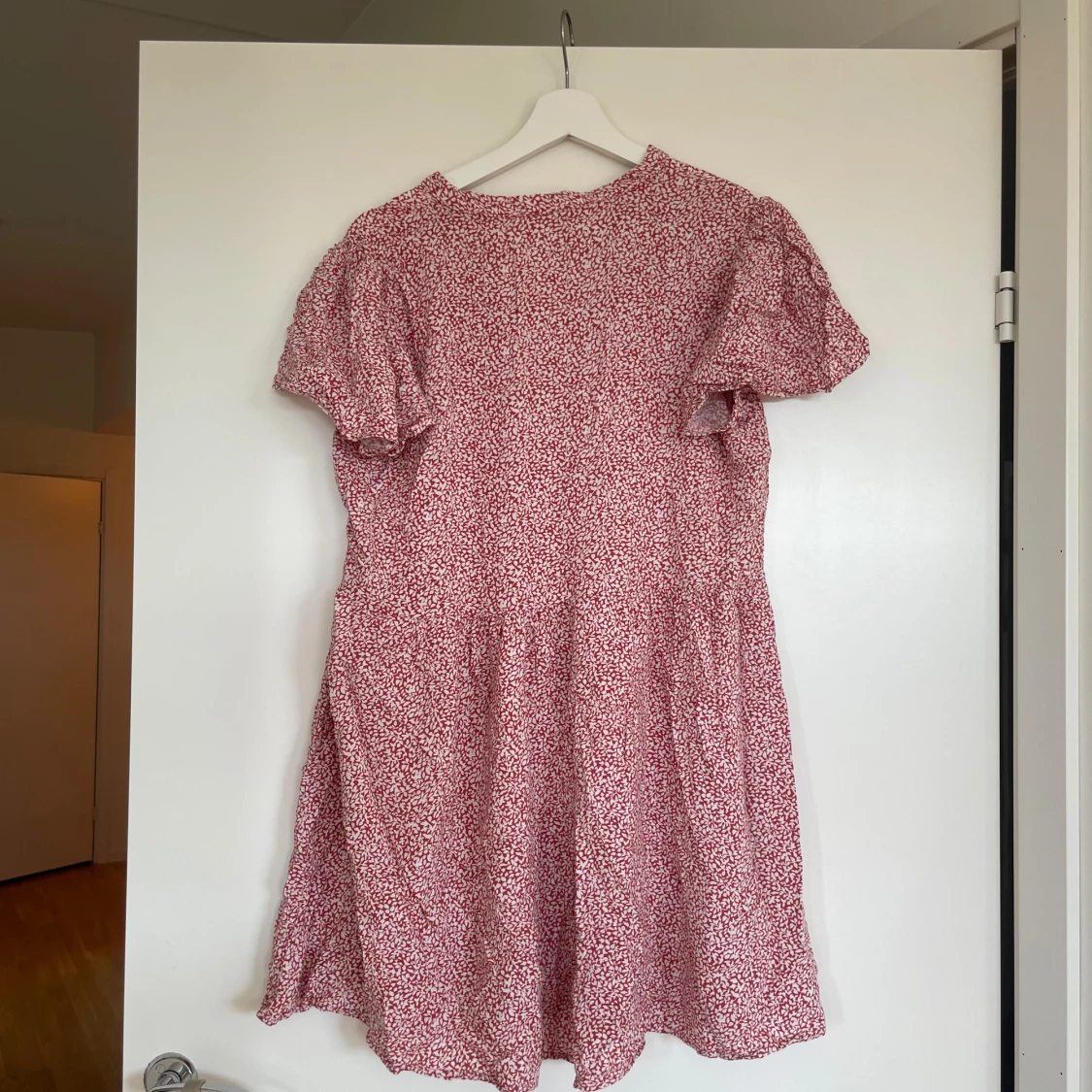 Rödvit blommig kortklänning från JDY - 1