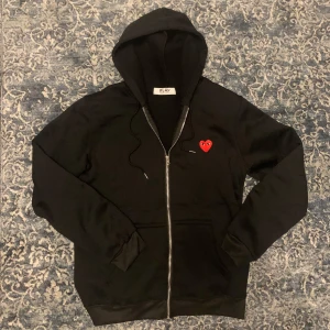 CDG zip hoodie - Säljer en snygg cdg zip hoodie. Inte använd många gånger och riktigt snygg. Hör av er vid funderingar🙌