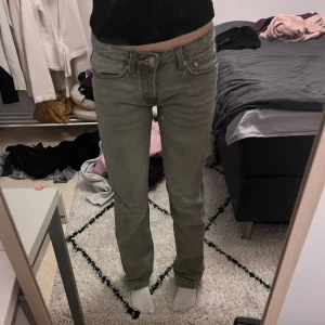 Grå raka jeans från 157 - Använt några gånger men är fortfarande i jättebra skick, säljer för att dom inte kommit till användning, skulle säga att dom är lite lite stor i storleken, tveka inte på att fråga om något ❤️