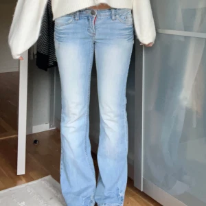 Ljusblå Lågmidjade bootcut jeans  - Ljusblå jeans med bootcut och låg midja. Används sällan, utan defekter. Har tyvärr inte tillgång till måttband och därför inga mått. För preferens brukar jag ha strl 32/34 i jeans 