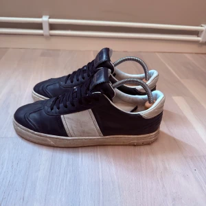 Valentino flycrew  - Säljer ett par snygga valentino flycrew i mörkblå. 10 nitar borta och några skador som syns på bilderna hör av er om det några frågor:)